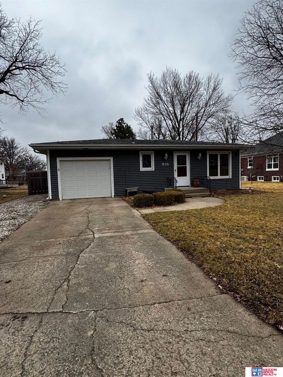 915 E 14th Street, York, NE 68467