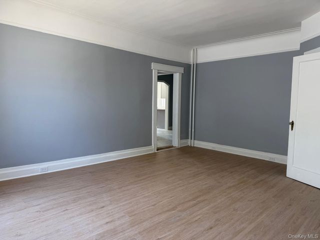 24 Doxsey Place 3, Lynbrook, NY 11563