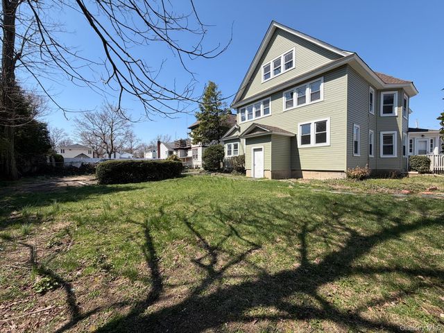 24 Doxsey Place 3, Lynbrook, NY 11563