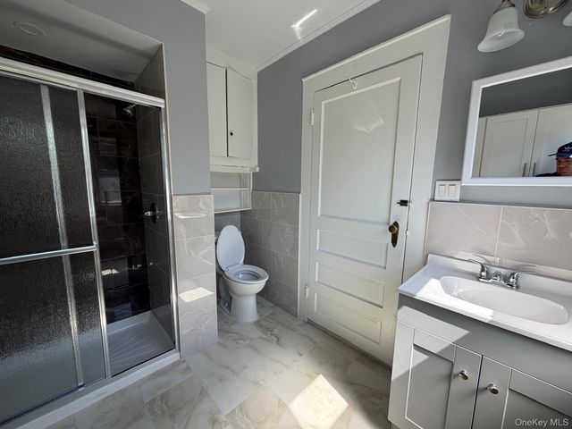 24 Doxsey Place 3, Lynbrook, NY 11563