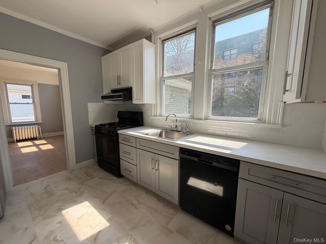 24 Doxsey Place 3, Lynbrook, NY 11563