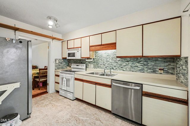 104 Old Stable Court, Chapel Hill, NC 27514