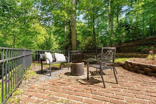 6010 Kempsford Court, Kernersville, NC 27284
