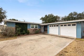 725 Santa Barbara Dr, Kingsville, TX 78363
