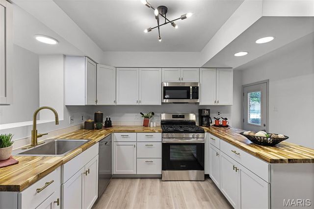 660 Herbst Drive, Florissant, MO 63031