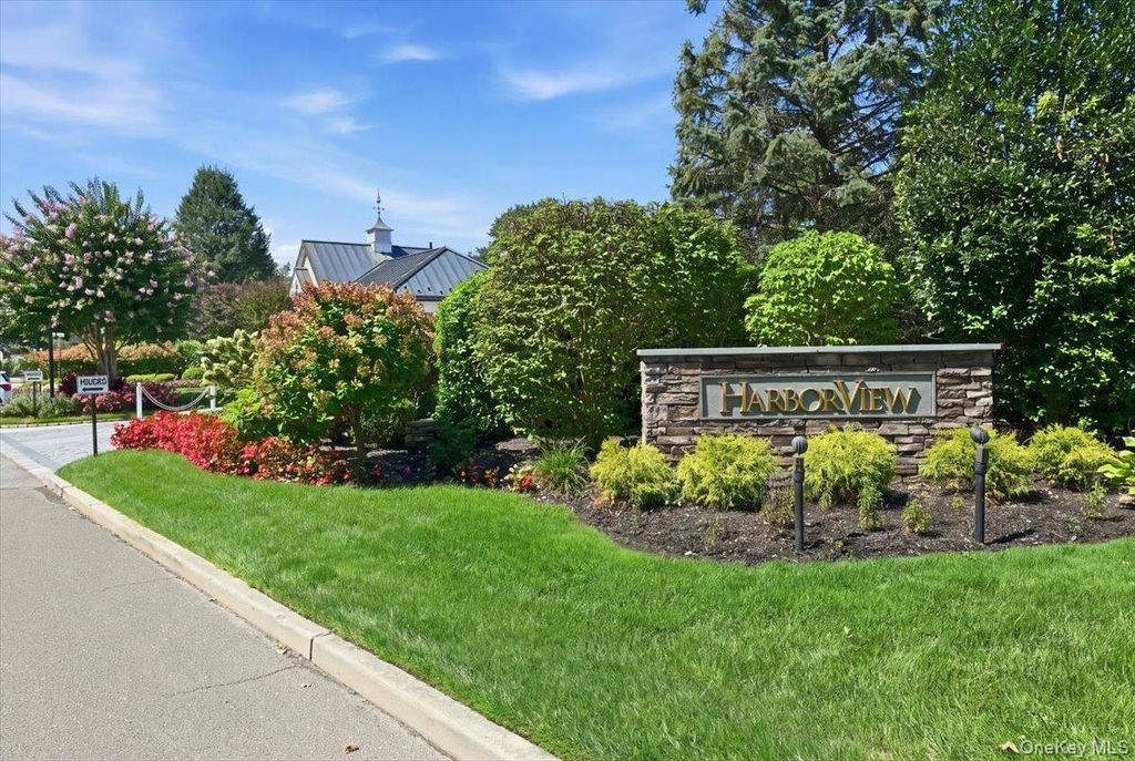 15 W Overlook, Port Washington, NY 11050 — photo 2