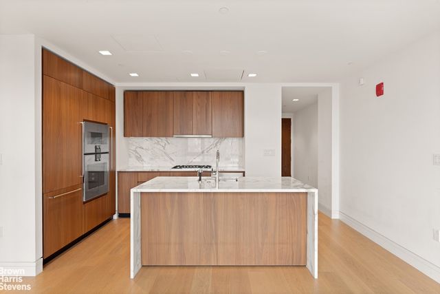242 Broome St Apt 14D, New York City, NY 10002