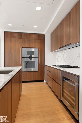 242 Broome St Apt 14D, New York City, NY 10002