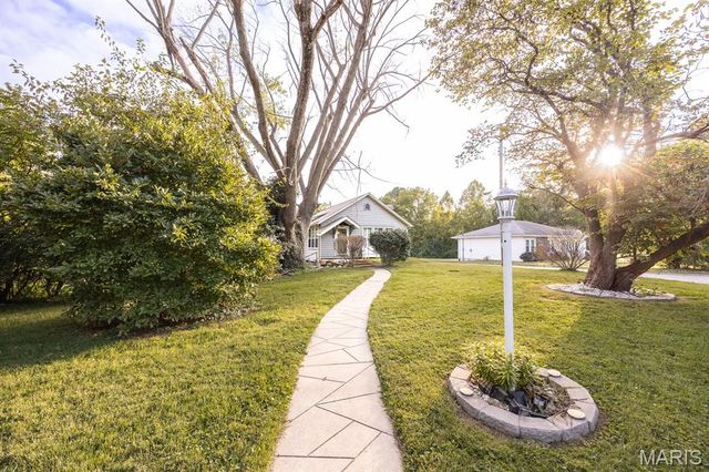 9958 South Road, Fairview Heights, IL 62208