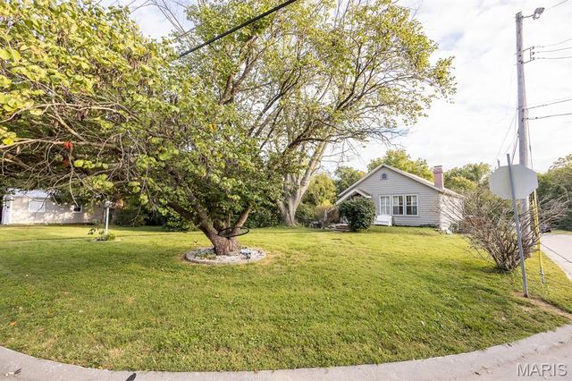 9958 South Road, Fairview Heights, IL 62208