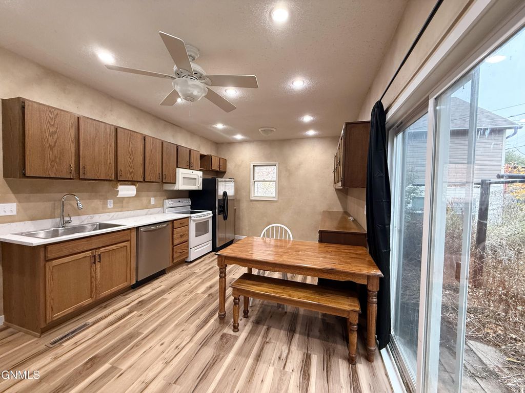 704 5th Avenue NW, Mandan, ND 58554 photo 3