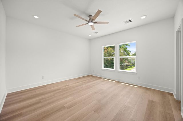 4104 Falls St, Houston, TX 77026