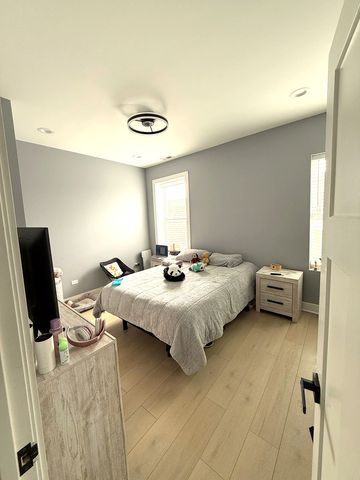 4925 N Albany Avenue, Chicago, IL 60625