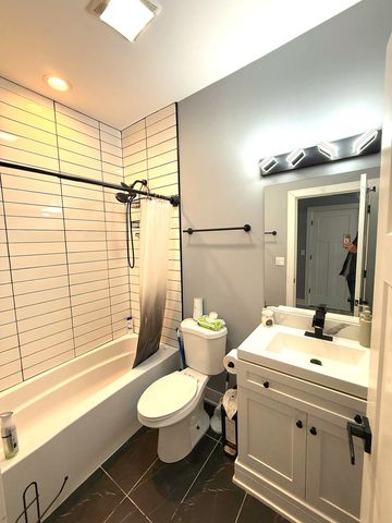 4925 N Albany Avenue, Chicago, IL 60625