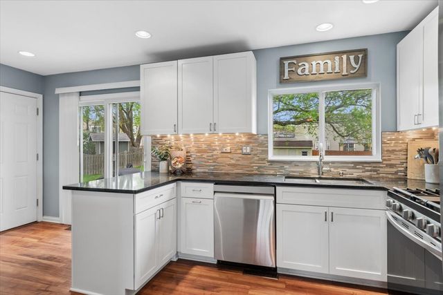 733 Cypress Lane, Carol Stream, IL 60188