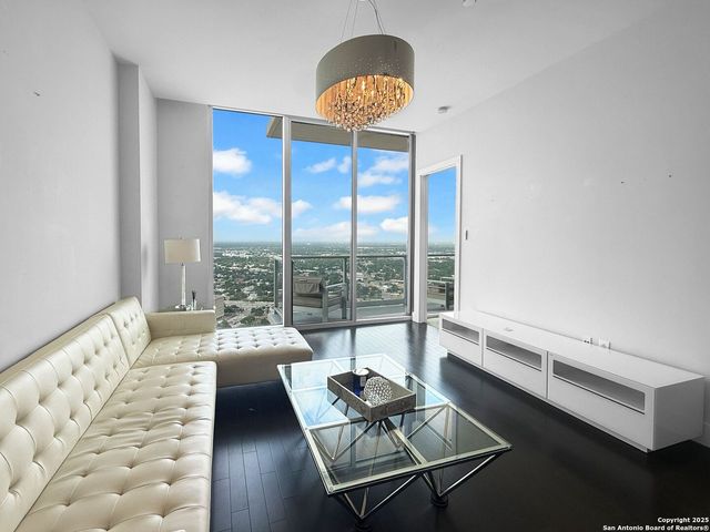610 E Market St Unit 3213, San Antonio, TX 78205