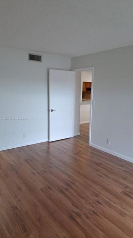 230 Lakeview Drive 310, Weston, FL 33326