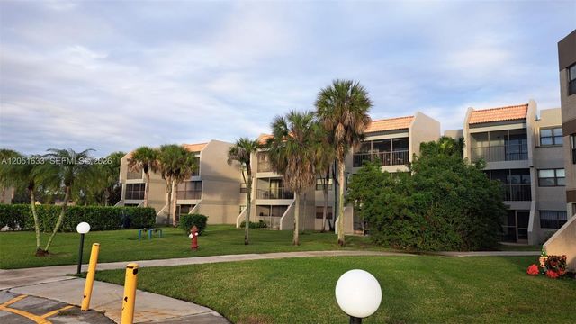 230 Lakeview Drive 310, Weston, FL 33326