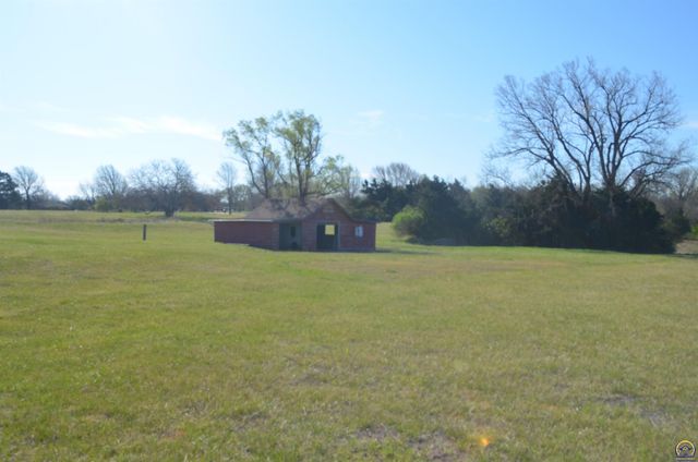 9075 SW 37th ST, Topeka, KS 66604