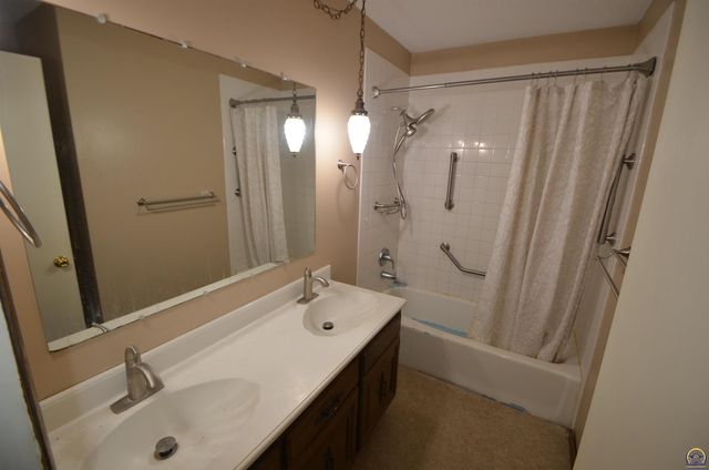9075 SW 37th ST, Topeka, KS 66604