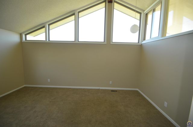 9075 SW 37th ST, Topeka, KS 66604