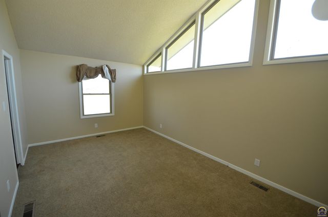 9075 SW 37th ST, Topeka, KS 66604