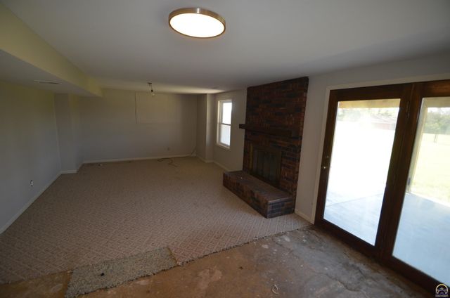 9075 SW 37th ST, Topeka, KS 66604