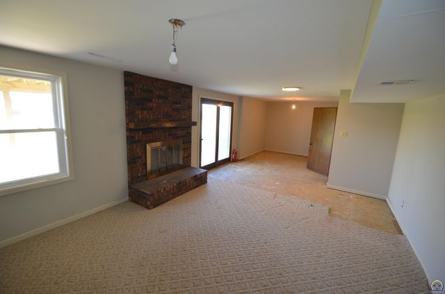 9075 SW 37th ST, Topeka, KS 66604