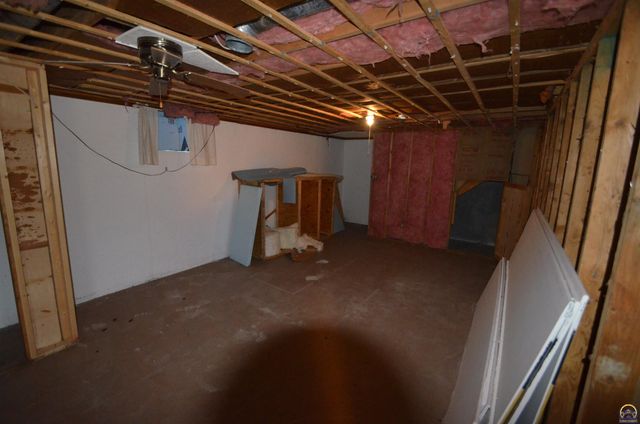 9075 SW 37th ST, Topeka, KS 66604