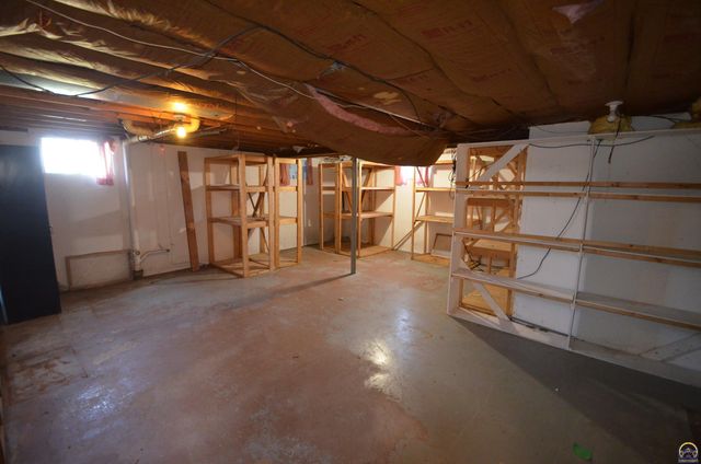 9075 SW 37th ST, Topeka, KS 66604