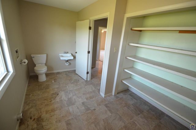 9075 SW 37th ST, Topeka, KS 66604