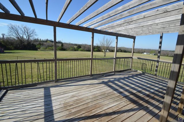 9075 SW 37th ST, Topeka, KS 66604