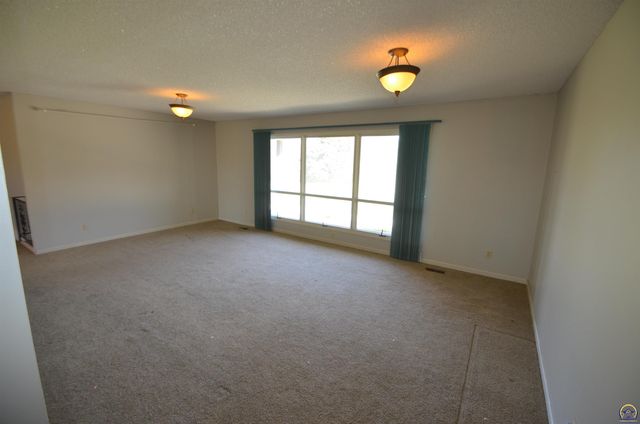 9075 SW 37th ST, Topeka, KS 66604