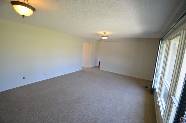 9075 SW 37th ST, Topeka, KS 66604