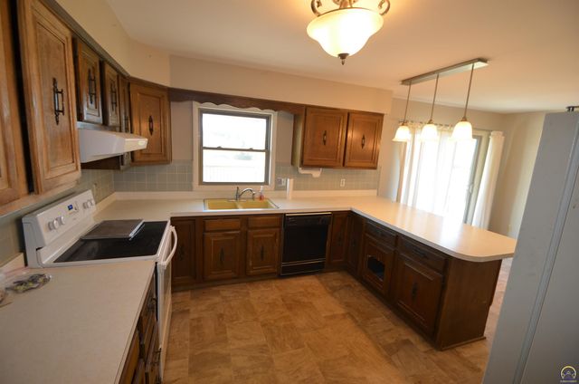 9075 SW 37th ST, Topeka, KS 66604