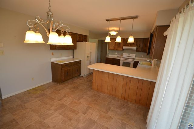 9075 SW 37th ST, Topeka, KS 66604