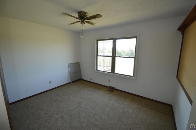 9075 SW 37th ST, Topeka, KS 66604