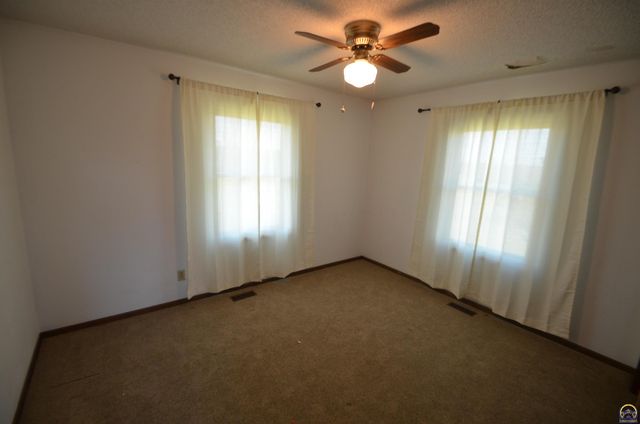 9075 SW 37th ST, Topeka, KS 66604