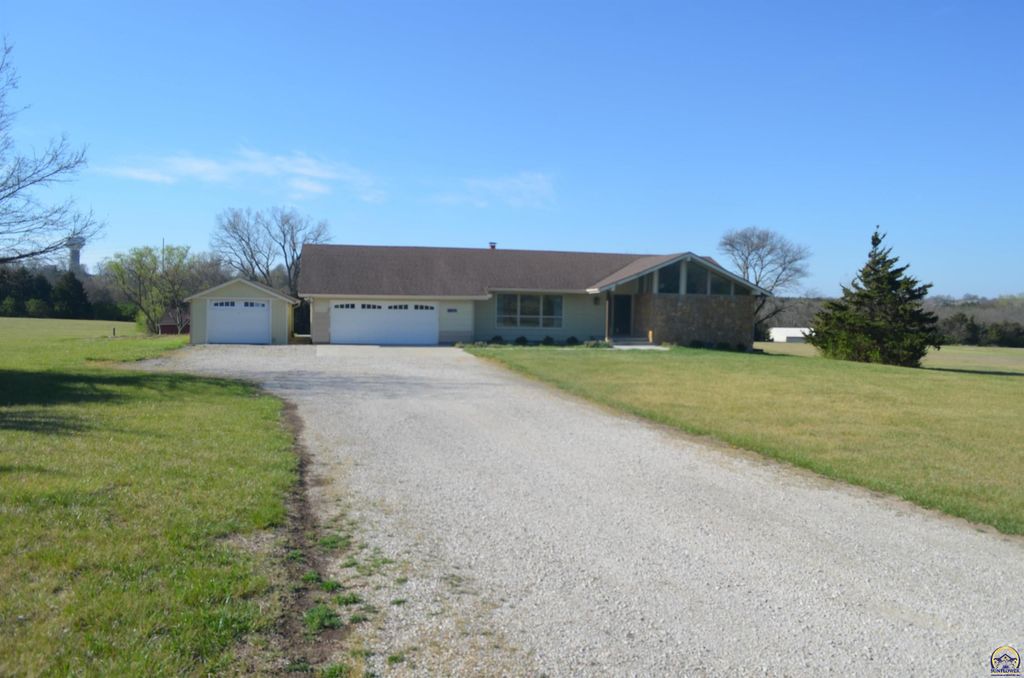 9075 SW 37th ST, Topeka, KS 66604