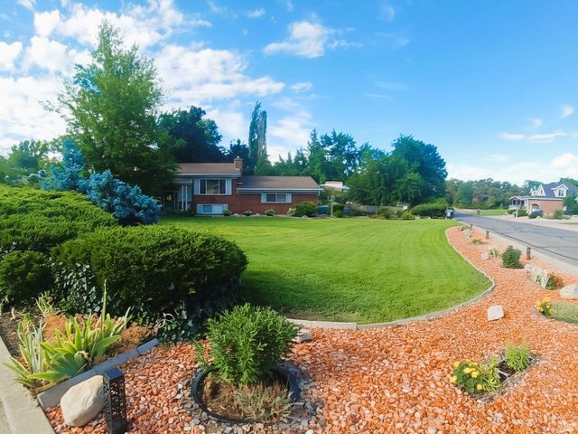 689 E LAVINA DR, South Ogden, UT 84403