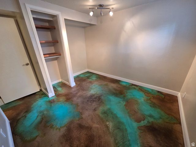 689 E LAVINA DR, South Ogden, UT 84403