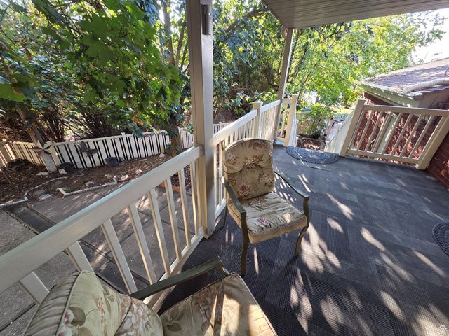 689 E LAVINA DR, South Ogden, UT 84403