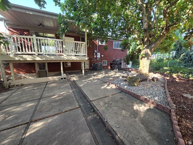 689 E LAVINA DR, South Ogden, UT 84403