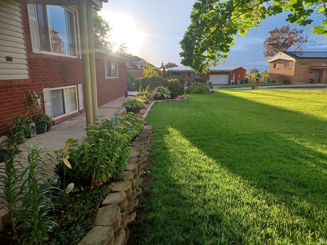 689 E LAVINA DR, South Ogden, UT 84403