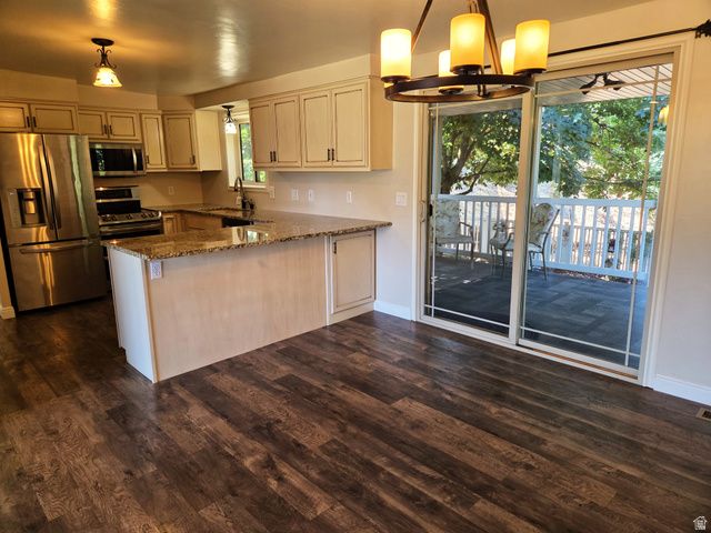 689 E LAVINA DR, South Ogden, UT 84403