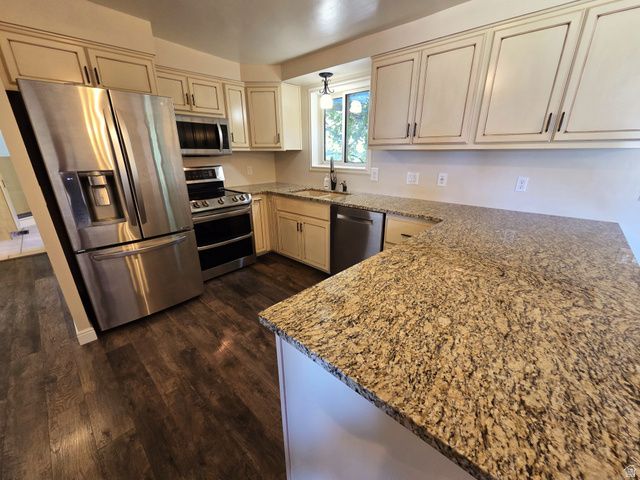 689 E LAVINA DR, South Ogden, UT 84403
