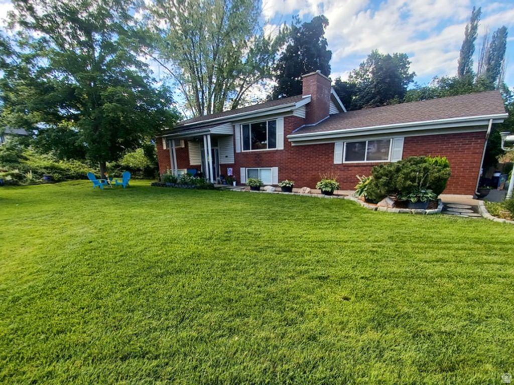689 E LAVINA DR, South Ogden, UT 84403