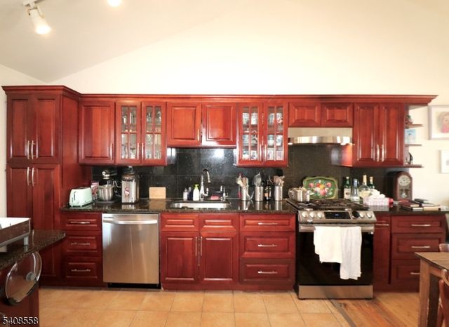 99 Philip Ave, Elmwood Park Boro, NJ 07407