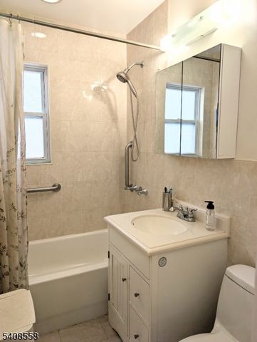 99 Philip Ave, Elmwood Park Boro, NJ 07407