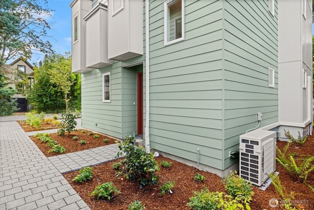 6419 Ellis Avenue S, Seattle, WA 98108